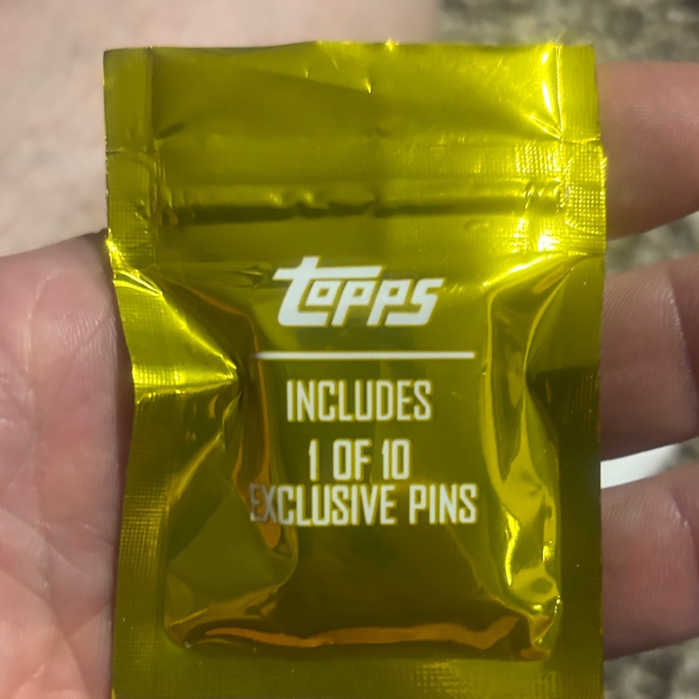 Topps Gold Collectible Pin Pack